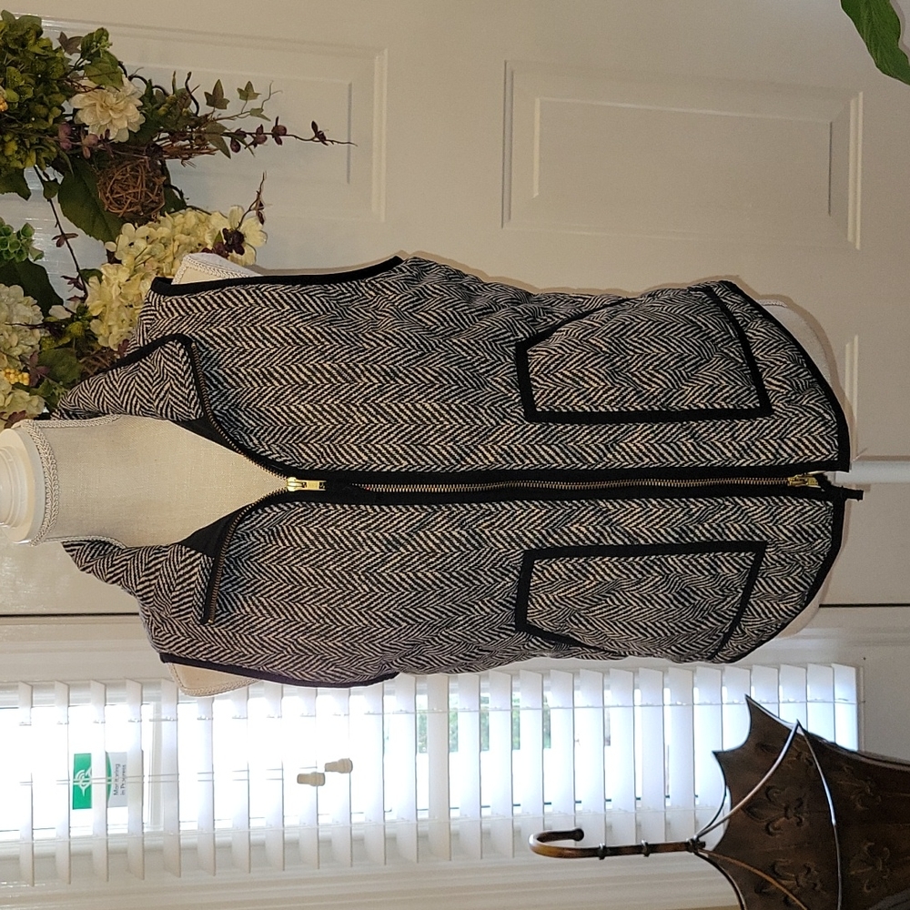 J Crew black white down sleeveless quilted vest zipper closure 2 pockets S EUC…